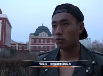 《浴血黑帮》宣布推出续集剧集 10 德鲁·斯特鲁赞去世 曾为《哈利·波特》设计海报 独家专访 王鹤润专访 | “见山是山” 从演自己到成为角 宋木子专访|从“献声”到“参演”的圆梦之旅 明星写真 去写真频道 王俊凯盛夏光年大片 展现一纪成长轨迹与艺术 啪姐性感登封！