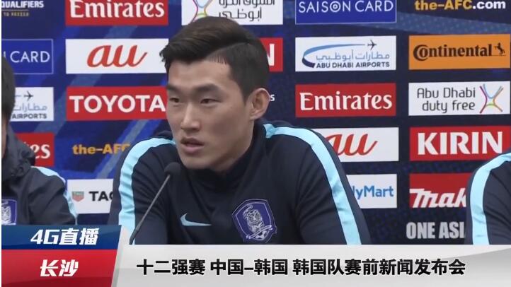 她与扮演新郎的男演员深情热吻，甜蜜依偎，还大笑着接受祝福，看起来十分入戏。