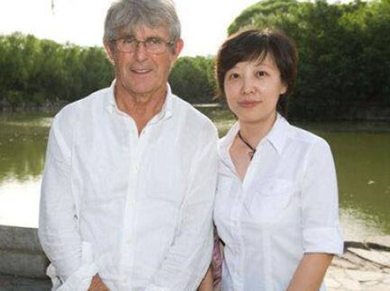 所以不难看出，拍摄现场对墨菲的造型“严防死守”，但依旧难逃狗仔的镜头。