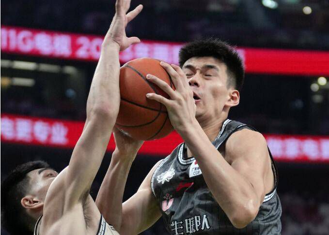 周野芒在片中延续了上海“爷叔”的形象，从《爱情神话》中的老乌到本片中的老汪，越发贴近生活，宛如身边的邻里大叔。