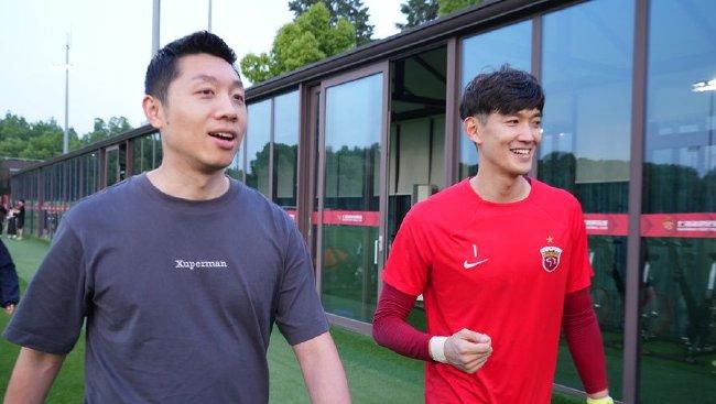 ”张越解读道，“当我们为逝去的生命郑重告别，其实是在与自己的遗憾和解。
