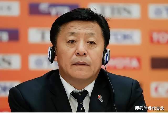 ”据悉，杨子姗主 杨幂泰国拍片扯董子健领带 回头玩合影比V显亲密 2016-12-05 泰国，早前，杨幂与董子健共同在泰国拍摄某视频，两人在拍摄期间亲密互动，CP感满满。