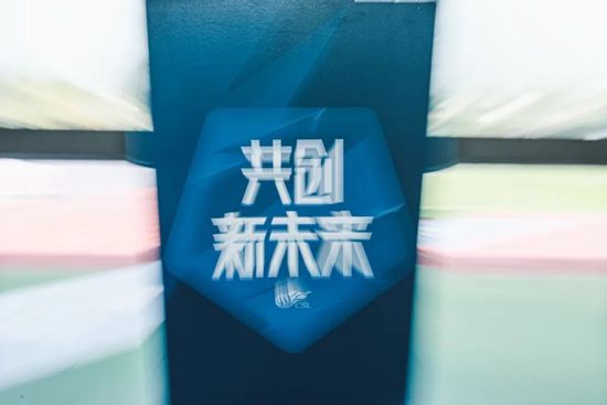 景甜身着黑色露肩衣、条纹半身裙现身，与马特·达蒙（Matt Damon）热聊露狂笑。