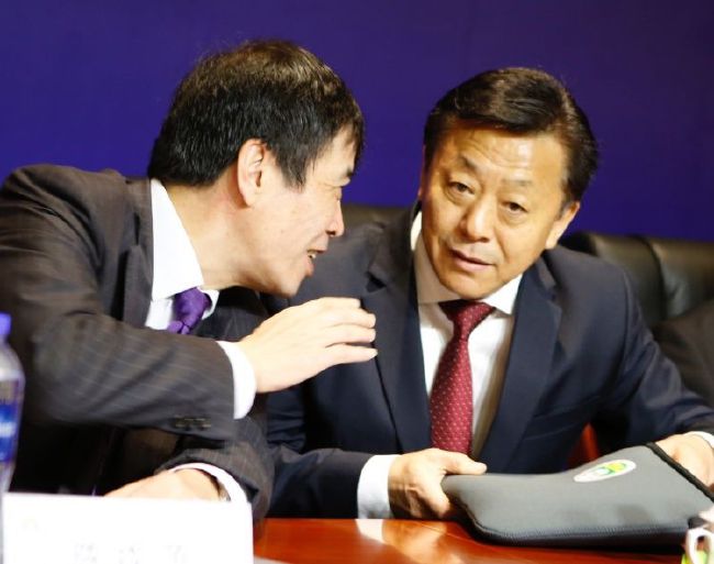 蒋欣踩狗屎抓狂吐槽 晒照自嘲走运 2020-06-11 6月11日，蒋欣通过个人社交账号晒出不小心踩到狗屎的鞋底照，并按捺不住发文吐槽：“真走运……从现场勘察结果来看，我不是第一人……这位铲屎官，大马路上不用施有机肥呦喂”。