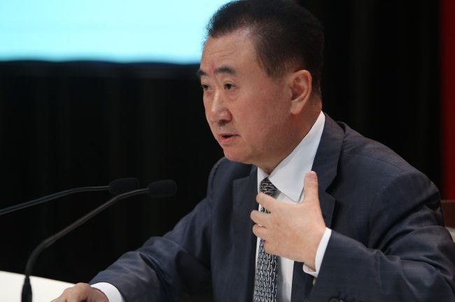 剧集统筹与编剧艾尔弗雷德·高福和迈尔斯·米勒表示：“看着星期三用她的暗黑魔法与冷面笑话，征服全球观众，是一种阴郁又愉悦的体验。