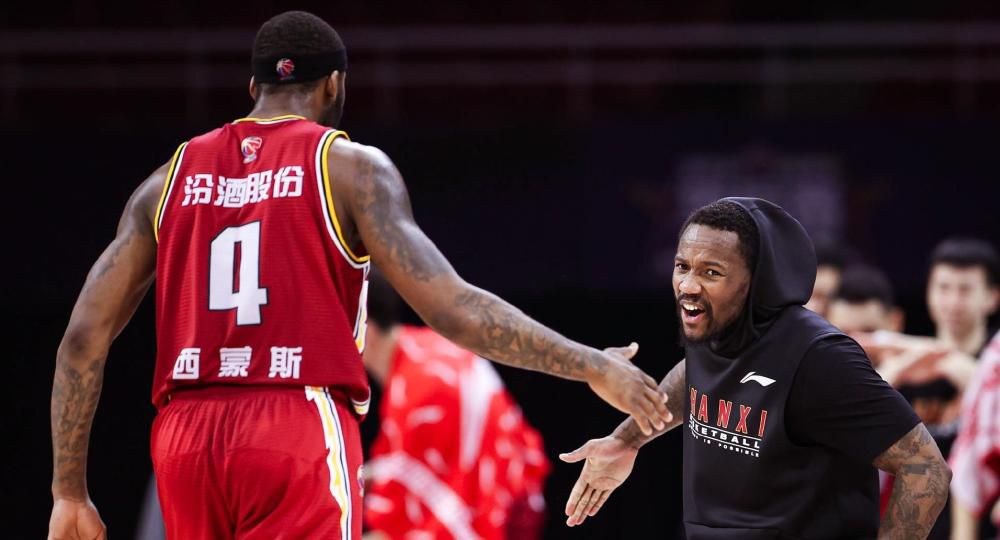 卡维尔等都到场并 泰勒·斯威夫特亮相青少年奖 皮格茜敞怀秀内衣 2013-11-04 英国伦敦当地时间11月3日，众明星出席BBC英国广播电台举办的青少年奖活动。