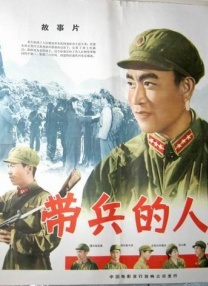 《两个世界》剧照法国国宝级演员朱丽叶·比诺什饰的女主角通过化身为清洁工，挑战了固有的社会角色与身份标签。