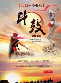 这种设计不仅是视觉享受，更是导演对人物心理的隐喻。